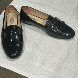 Womens black, patent leather Tods